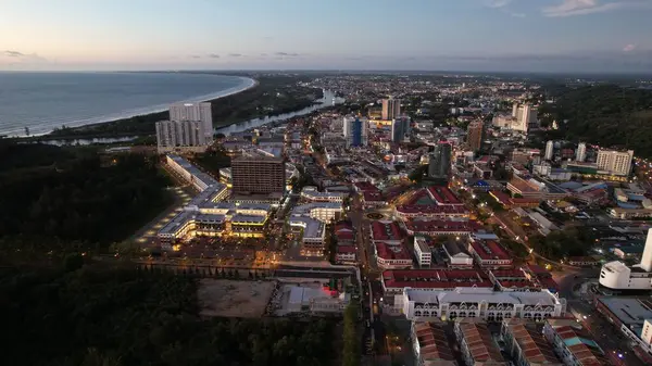 Miri Şehri 'nin ünlü plajları, nehirleri, şehirleri ve manzaralı çevresiyle Landmark ve Turist Çekim alanları