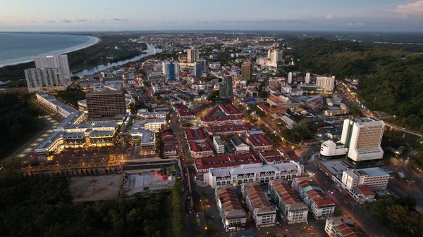 Miri Şehri 'nin ünlü plajları, nehirleri, şehirleri ve manzaralı çevresiyle Landmark ve Turist Çekim alanları