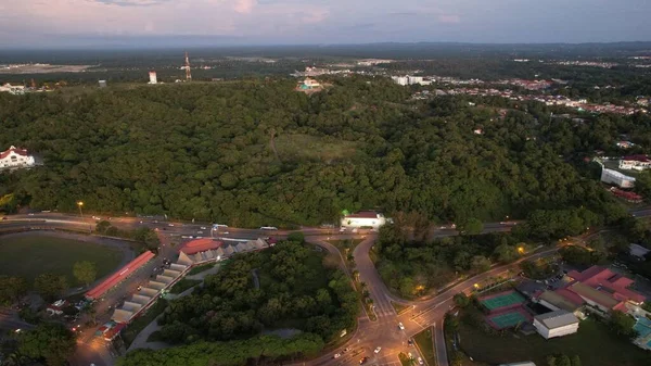 Miri Şehri 'nin ünlü plajları, nehirleri, şehirleri ve manzaralı çevresiyle Landmark ve Turist Çekim alanları