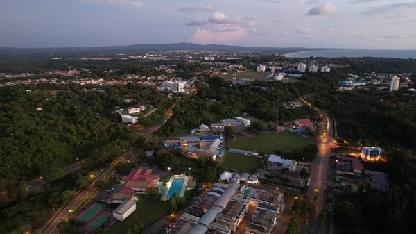 Miri Şehri 'nin ünlü plajları, nehirleri, şehirleri ve manzaralı çevresiyle Landmark ve Turist Çekim alanları