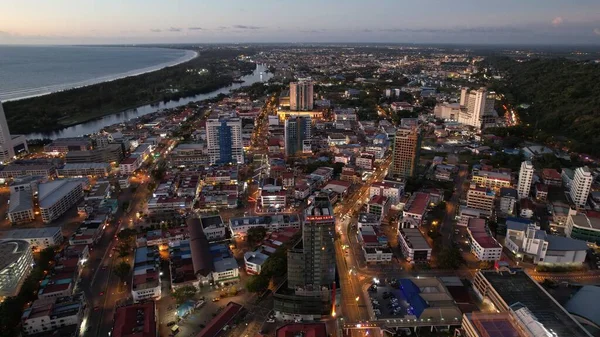 Miri Şehri 'nin ünlü plajları, nehirleri, şehirleri ve manzaralı çevresiyle Landmark ve Turist Çekim alanları