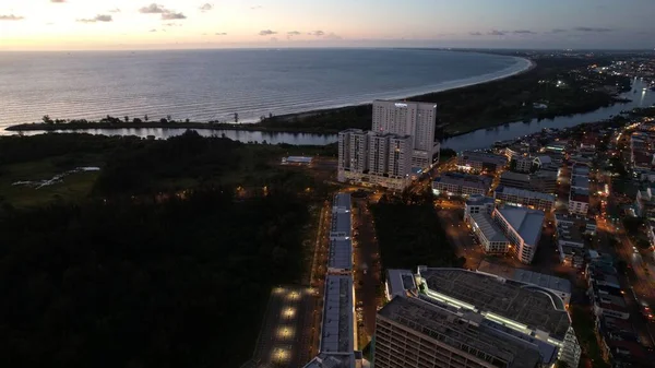 Miri Şehri 'nin ünlü plajları, nehirleri, şehirleri ve manzaralı çevresiyle Landmark ve Turist Çekim alanları