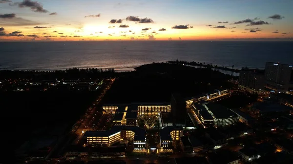 Miri Şehri 'nin ünlü plajları, nehirleri, şehirleri ve manzaralı çevresiyle Landmark ve Turist Çekim alanları