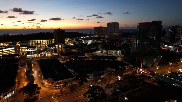 Miri Şehri 'nin ünlü plajları, nehirleri, şehirleri ve manzaralı çevresiyle Landmark ve Turist Çekim alanları
