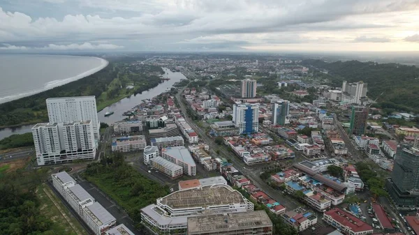 Miri Şehri 'nin ünlü plajları, nehirleri, şehirleri ve manzaralı çevresiyle Landmark ve Turist Çekim alanları