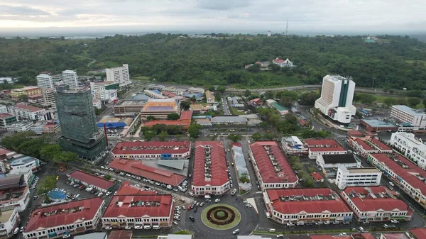 Miri Şehri 'nin ünlü plajları, nehirleri, şehirleri ve manzaralı çevresiyle Landmark ve Turist Çekim alanları