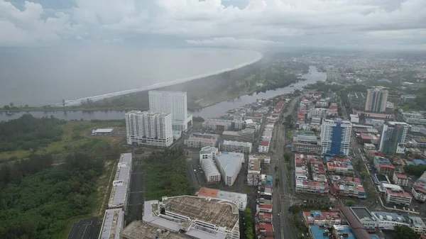 Miri Şehri 'nin ünlü plajları, nehirleri, şehirleri ve manzaralı çevresiyle Landmark ve Turist Çekim alanları