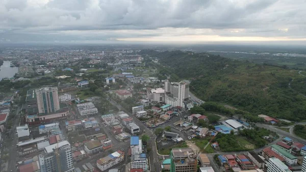 Miri Şehri 'nin ünlü plajları, nehirleri, şehirleri ve manzaralı çevresiyle Landmark ve Turist Çekim alanları