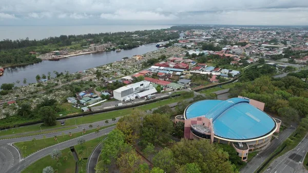 Miri Şehri 'nin ünlü plajları, nehirleri, şehirleri ve manzaralı çevresiyle Landmark ve Turist Çekim alanları