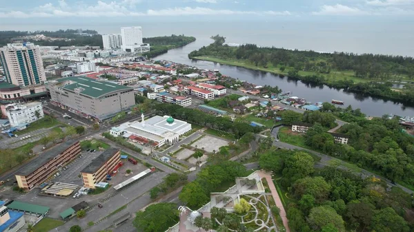 Miri Şehri 'nin ünlü plajları, nehirleri, şehirleri ve manzaralı çevresiyle Landmark ve Turist Çekim alanları