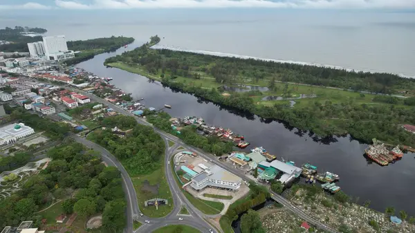 Miri Şehri 'nin ünlü plajları, nehirleri, şehirleri ve manzaralı çevresiyle Landmark ve Turist Çekim alanları