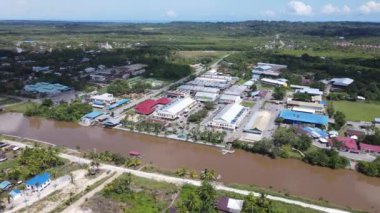 Miri Şehri 'nin ünlü plajları, nehirleri, şehirleri ve manzaralı çevresiyle Landmark ve Turist Çekim alanları