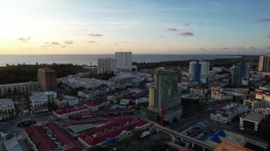 Miri Şehri 'nin ünlü plajları, nehirleri, şehirleri ve manzaralı çevresiyle Landmark ve Turist Çekim alanları