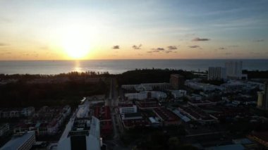 Miri Şehri 'nin ünlü plajları, nehirleri, şehirleri ve manzaralı çevresiyle Landmark ve Turist Çekim alanları