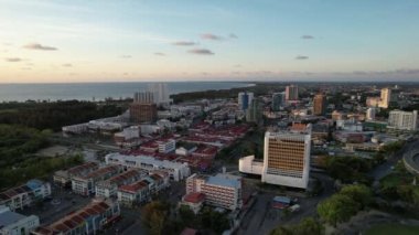 Miri Şehri 'nin ünlü plajları, nehirleri, şehirleri ve manzaralı çevresiyle Landmark ve Turist Çekim alanları