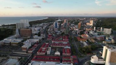 Miri Şehri 'nin ünlü plajları, nehirleri, şehirleri ve manzaralı çevresiyle Landmark ve Turist Çekim alanları
