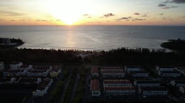 Miri Şehri 'nin ünlü plajları, nehirleri, şehirleri ve manzaralı çevresiyle Landmark ve Turist Çekim alanları