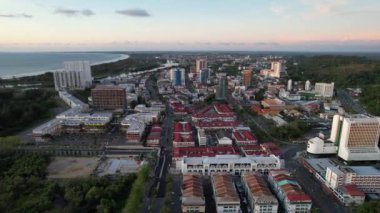 Miri Şehri 'nin ünlü plajları, nehirleri, şehirleri ve manzaralı çevresiyle Landmark ve Turist Çekim alanları