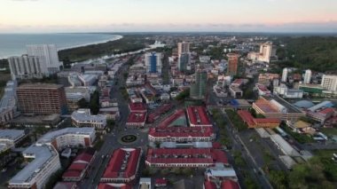 Miri Şehri 'nin ünlü plajları, nehirleri, şehirleri ve manzaralı çevresiyle Landmark ve Turist Çekim alanları