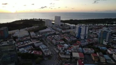 Miri Şehri 'nin ünlü plajları, nehirleri, şehirleri ve manzaralı çevresiyle Landmark ve Turist Çekim alanları