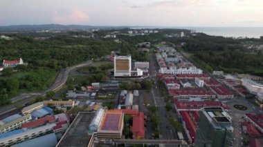 Miri Şehri 'nin ünlü plajları, nehirleri, şehirleri ve manzaralı çevresiyle Landmark ve Turist Çekim alanları