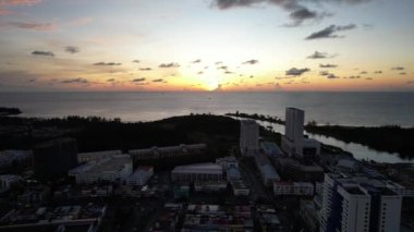 Miri Şehri 'nin ünlü plajları, nehirleri, şehirleri ve manzaralı çevresiyle Landmark ve Turist Çekim alanları