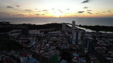 Miri Şehri 'nin ünlü plajları, nehirleri, şehirleri ve manzaralı çevresiyle Landmark ve Turist Çekim alanları