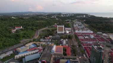 Miri Şehri 'nin ünlü plajları, nehirleri, şehirleri ve manzaralı çevresiyle Landmark ve Turist Çekim alanları