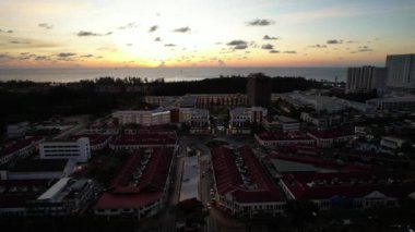 Miri Şehri 'nin ünlü plajları, nehirleri, şehirleri ve manzaralı çevresiyle Landmark ve Turist Çekim alanları