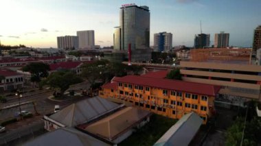 Miri Şehri 'nin ünlü plajları, nehirleri, şehirleri ve manzaralı çevresiyle Landmark ve Turist Çekim alanları