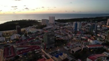 Miri Şehri 'nin ünlü plajları, nehirleri, şehirleri ve manzaralı çevresiyle Landmark ve Turist Çekim alanları