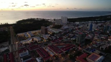 Miri Şehri 'nin ünlü plajları, nehirleri, şehirleri ve manzaralı çevresiyle Landmark ve Turist Çekim alanları