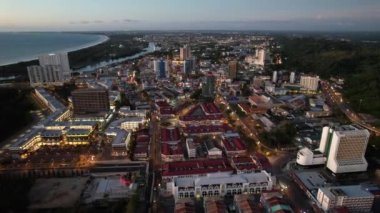 Miri Şehri 'nin ünlü plajları, nehirleri, şehirleri ve manzaralı çevresiyle Landmark ve Turist Çekim alanları