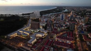 Miri Şehri 'nin ünlü plajları, nehirleri, şehirleri ve manzaralı çevresiyle Landmark ve Turist Çekim alanları