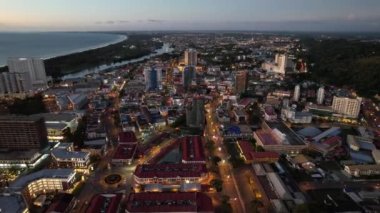 Miri Şehri 'nin ünlü plajları, nehirleri, şehirleri ve manzaralı çevresiyle Landmark ve Turist Çekim alanları