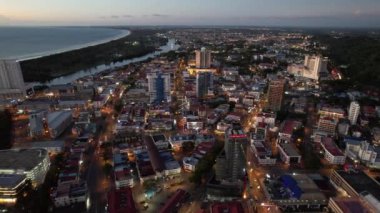 Miri Şehri 'nin ünlü plajları, nehirleri, şehirleri ve manzaralı çevresiyle Landmark ve Turist Çekim alanları