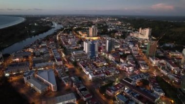 Miri Şehri 'nin ünlü plajları, nehirleri, şehirleri ve manzaralı çevresiyle Landmark ve Turist Çekim alanları