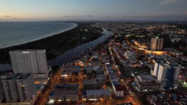 Miri Şehri 'nin ünlü plajları, nehirleri, şehirleri ve manzaralı çevresiyle Landmark ve Turist Çekim alanları
