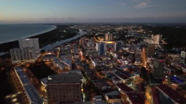 Miri Şehri 'nin ünlü plajları, nehirleri, şehirleri ve manzaralı çevresiyle Landmark ve Turist Çekim alanları