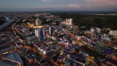 Miri Şehri 'nin ünlü plajları, nehirleri, şehirleri ve manzaralı çevresiyle Landmark ve Turist Çekim alanları