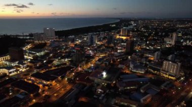 Miri Şehri 'nin ünlü plajları, nehirleri, şehirleri ve manzaralı çevresiyle Landmark ve Turist Çekim alanları