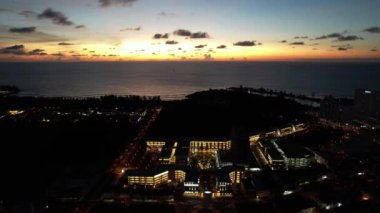 Miri Şehri 'nin ünlü plajları, nehirleri, şehirleri ve manzaralı çevresiyle Landmark ve Turist Çekim alanları