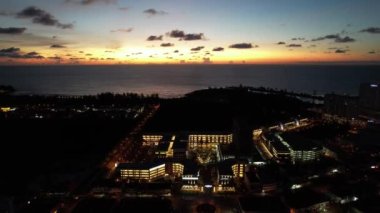 Miri Şehri 'nin ünlü plajları, nehirleri, şehirleri ve manzaralı çevresiyle Landmark ve Turist Çekim alanları