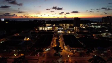 Miri Şehri 'nin ünlü plajları, nehirleri, şehirleri ve manzaralı çevresiyle Landmark ve Turist Çekim alanları