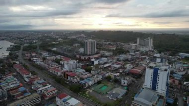 Miri Şehri 'nin ünlü plajları, nehirleri, şehirleri ve manzaralı çevresiyle Landmark ve Turist Çekim alanları