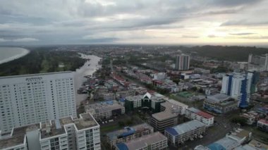 Miri Şehri 'nin ünlü plajları, nehirleri, şehirleri ve manzaralı çevresiyle Landmark ve Turist Çekim alanları