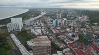 Miri Şehri 'nin ünlü plajları, nehirleri, şehirleri ve manzaralı çevresiyle Landmark ve Turist Çekim alanları