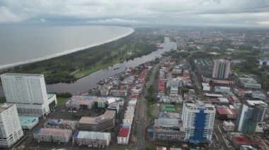 Miri Şehri 'nin ünlü plajları, nehirleri, şehirleri ve manzaralı çevresiyle Landmark ve Turist Çekim alanları
