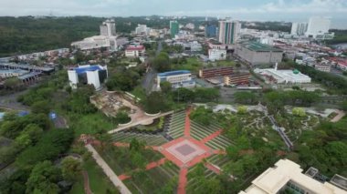 Miri Şehri 'nin ünlü plajları, nehirleri, şehirleri ve manzaralı çevresiyle Landmark ve Turist Çekim alanları