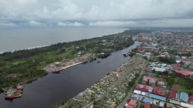 Miri Şehri 'nin ünlü plajları, nehirleri, şehirleri ve manzaralı çevresiyle Landmark ve Turist Çekim alanları